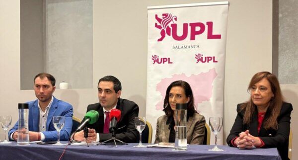Carlos Javier Salgado y miembros de UPL en presentación de candidatura