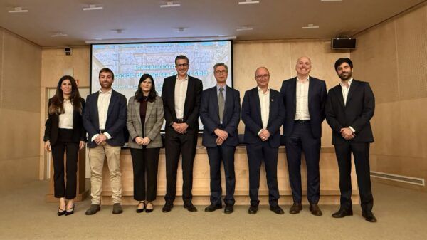 Grupo de personas en la presentación de la Cátedra de Empresa Familiar Albia