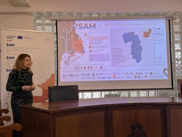 Mujer presentando el proyecto europeo SAM en Fuentes de Oñoro