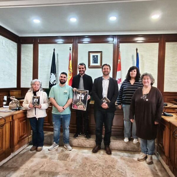 Grupo de personas en la presentación de la Semana Santa 2026 en Béjar