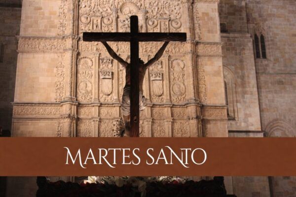 Imagen de la Procesión Universitaria en Salamanca durante Martes Santo.