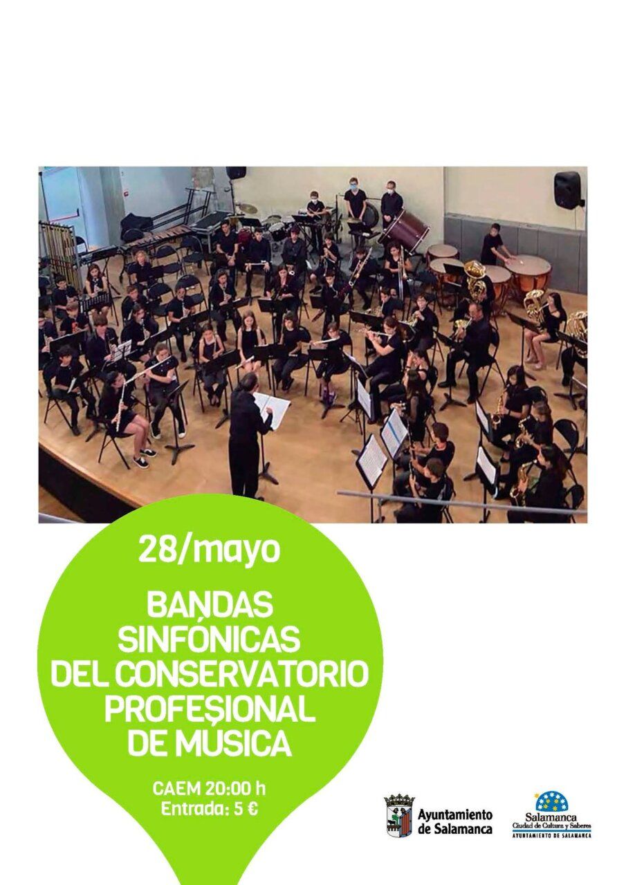 Concierto de bandas sinfónicas en Salamanca con músicos en el escenario.