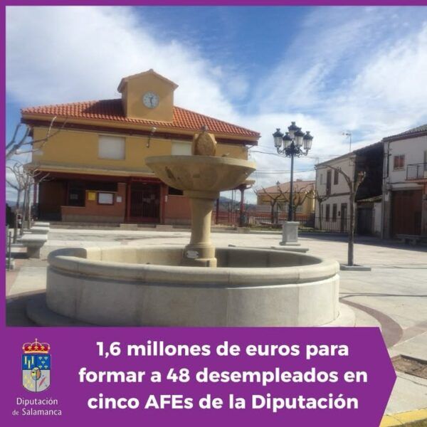 Fuente en la plaza de un pueblo de Salamanca con edificios de fondo