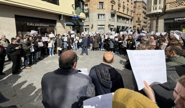 Multitud de personas protestando por el ERE de Majorel en Salamanca