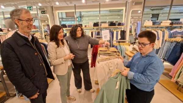 Personas en una tienda participando en el proyecto ECA de inclusión laboral.