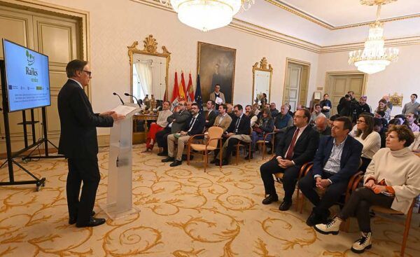 Presentación del proyecto Raíles Verdes en Salamanca con asistentes