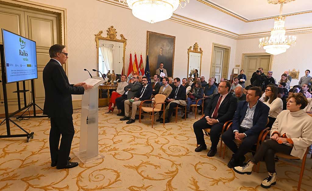 Presentación del proyecto Raíles Verdes en Salamanca con asistentes