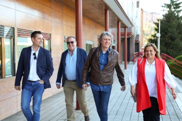 Miembros del PSOE de Castilla y León caminando tras reunión