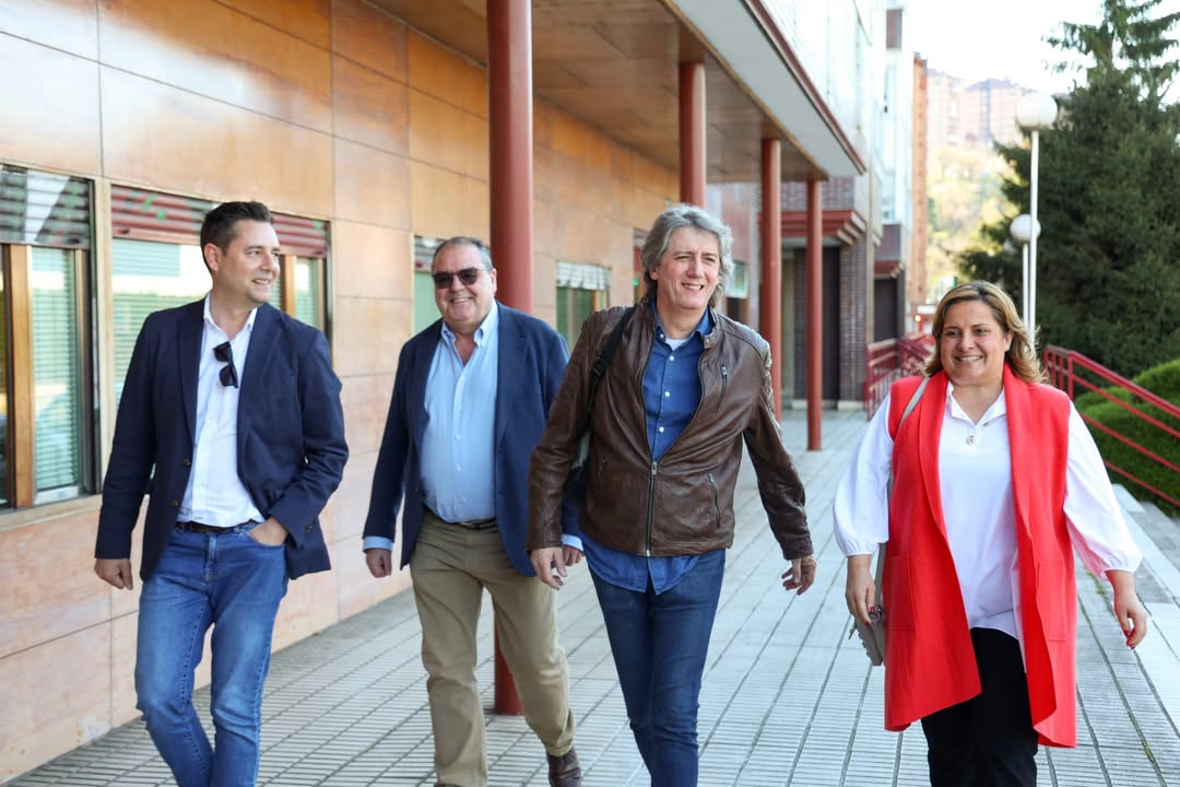 Miembros del PSOE de Castilla y León caminando tras reunión