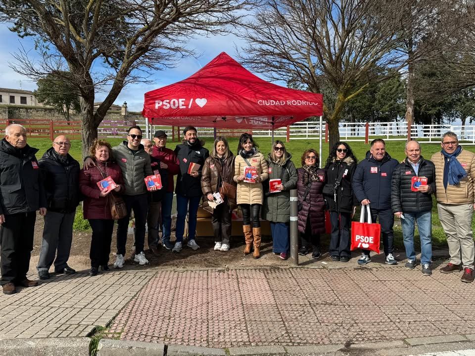 Miembros del PSOE en un encuentro electoral en Ciudad Rodrigo