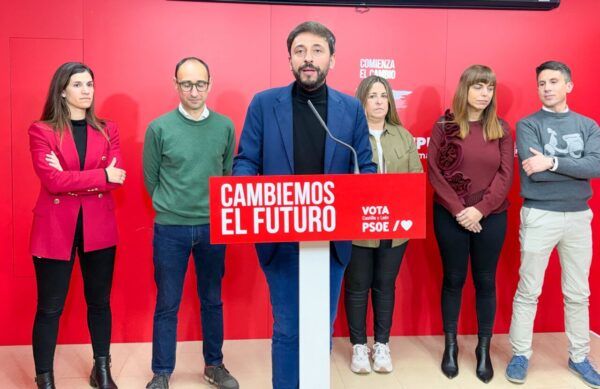 Fran Díaz agradeciendo el apoyo de salmantinos al PSOE en un evento