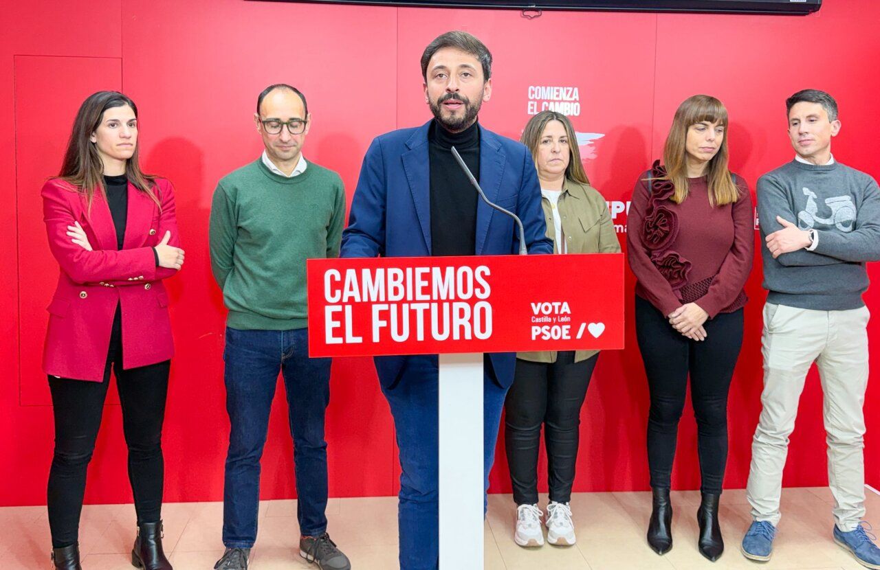 Fran Díaz agradeciendo el apoyo de salmantinos al PSOE en un evento