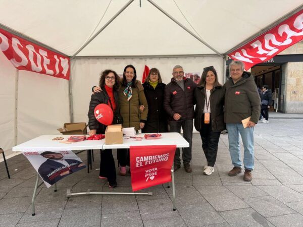 Miembros del PSOE en carpa electoral en Plaza del Liceo