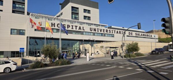 Entrada del Hospital Universitario de Salamanca con banderas ondeando
