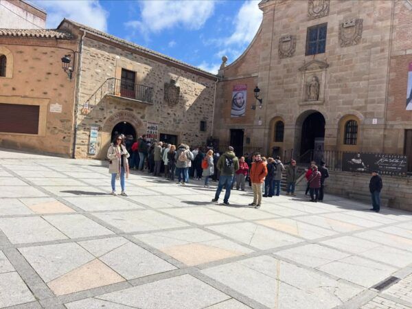 Visitantes haciendo cola en el Castillo de los Duques de Alba