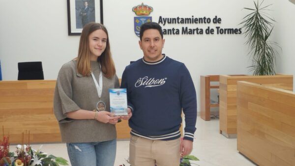 Claudia Quintana recibiendo un reconocimiento en el Ayuntamiento de Santa Marta
