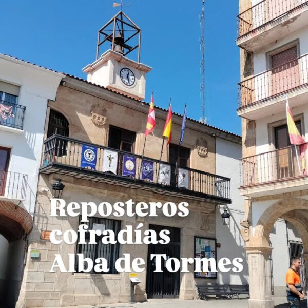 Balcón del Ayuntamiento decorado con reposteros de cofradías en Alba de Tormes