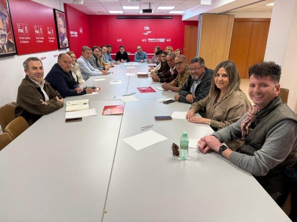 Reunión de la Ejecutiva Provincial del PSOE de Salamanca en una sala