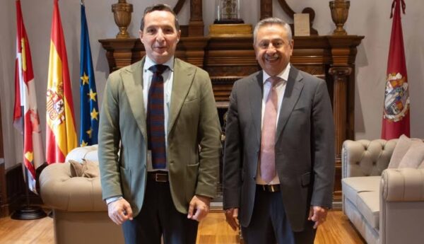 Dos rectores se reúnen en el Rectorado de la USAL para discutir colaboración académica.