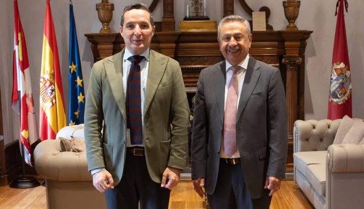 Dos rectores se reúnen en el Rectorado de la USAL para discutir colaboración académica.