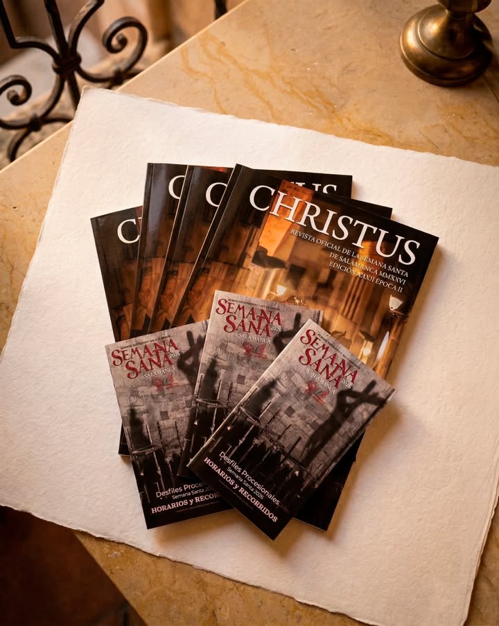 Revista Christus y programa de Semana Santa en Salamanca sobre una mesa