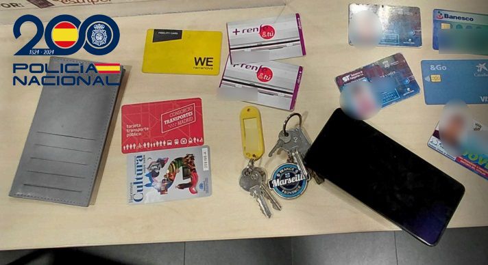 Objetos recuperados tras un robo en un restaurante, incluyendo un teléfono y documentos.