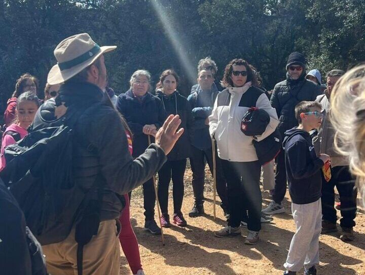 Grupo de personas en una ruta interpretativa en Valdelosa