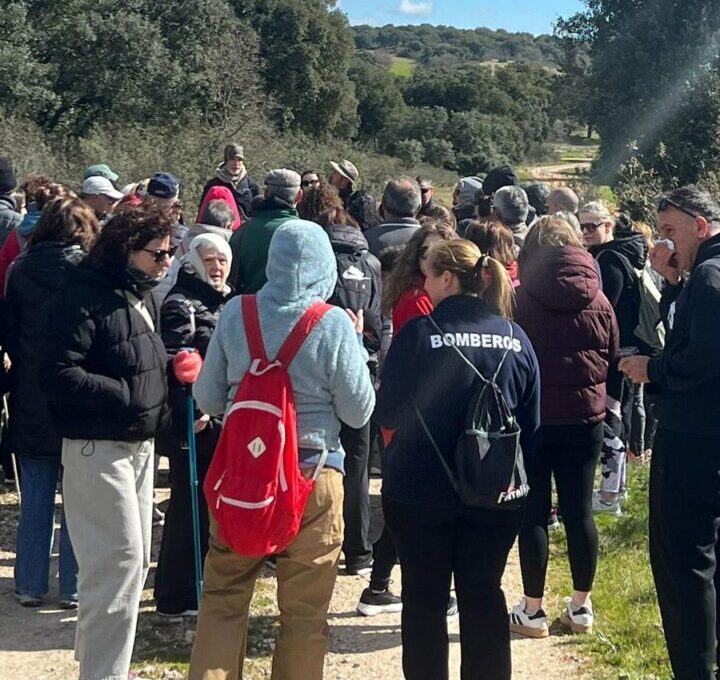 Grupo de personas en una ruta interpretativa en Valdelosa