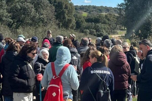 Grupo de personas en una ruta interpretativa en Valdelosa