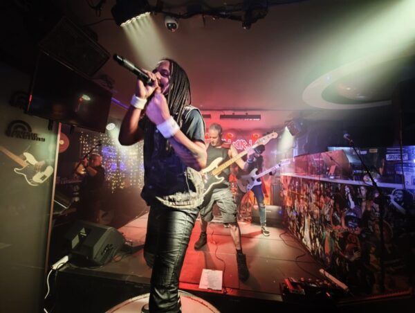 Músicos en el escenario durante el tributo a Iron Maiden en Music Factory