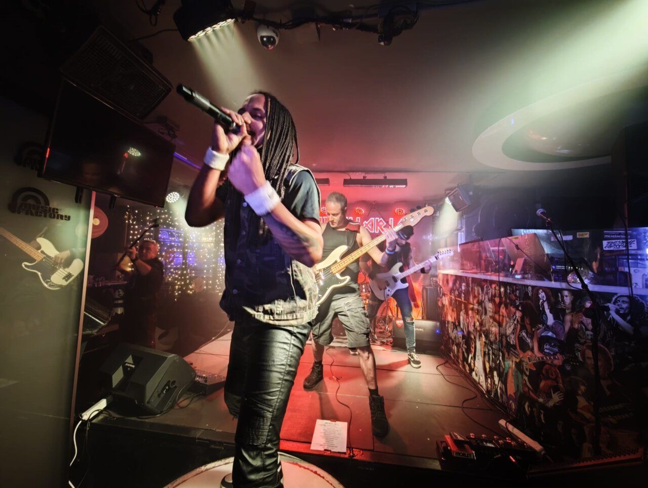 Músicos en el escenario durante el tributo a Iron Maiden en Music Factory