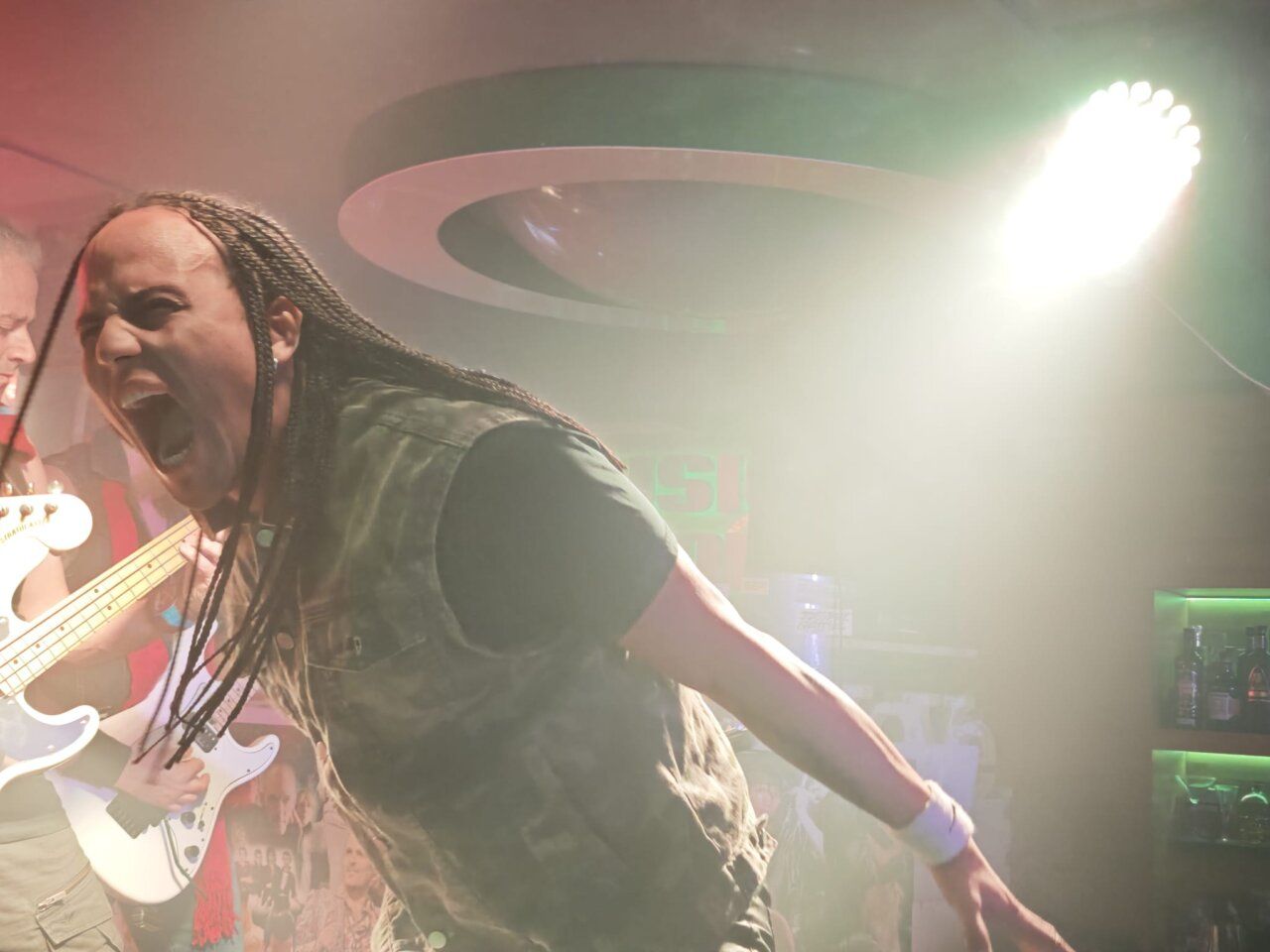 Vocalista emocionado durante un tributo a Iron Maiden en Music Factory
