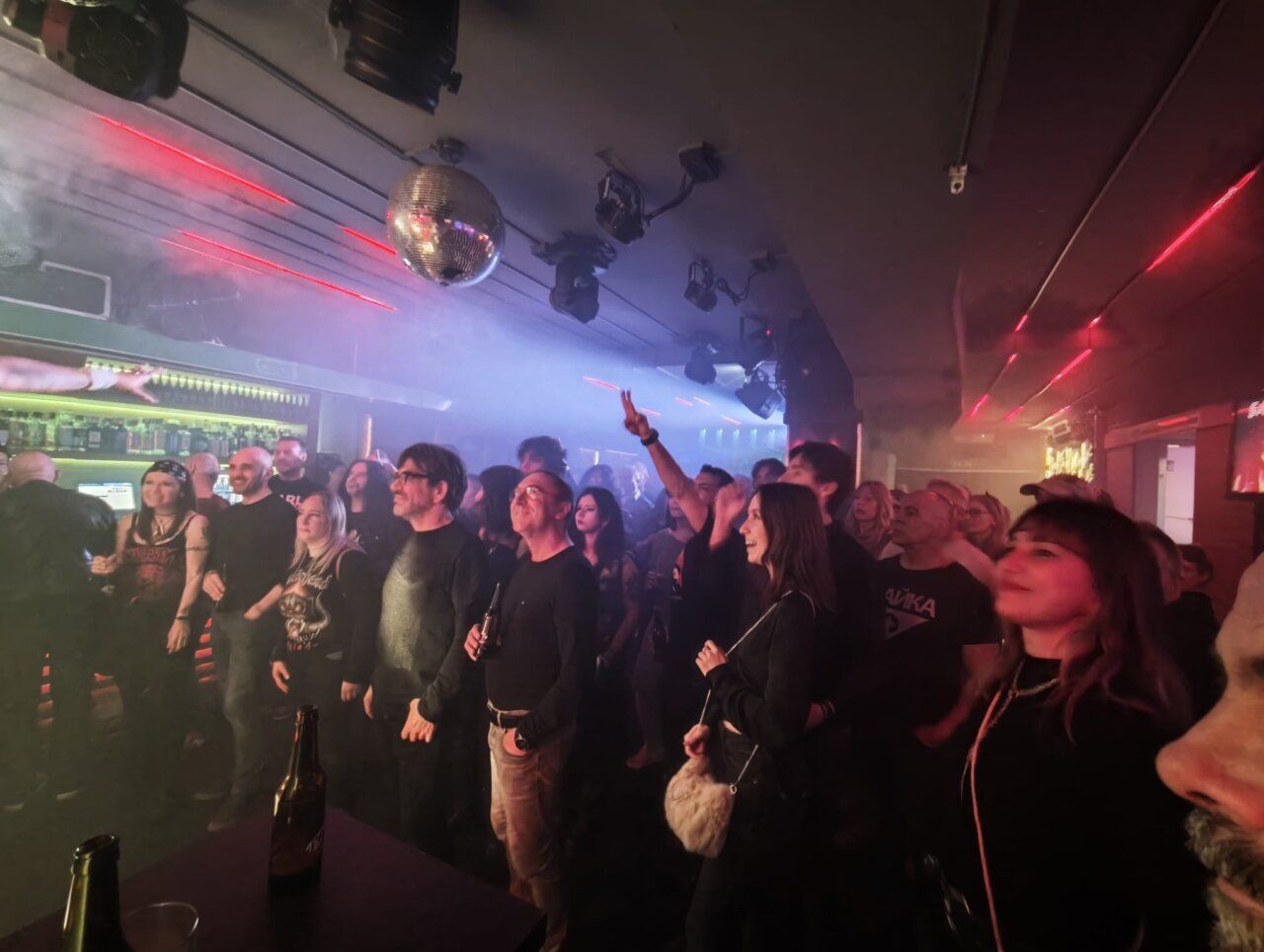 Público disfrutando en la sala Music Factory durante un tributo a Iron Maiden