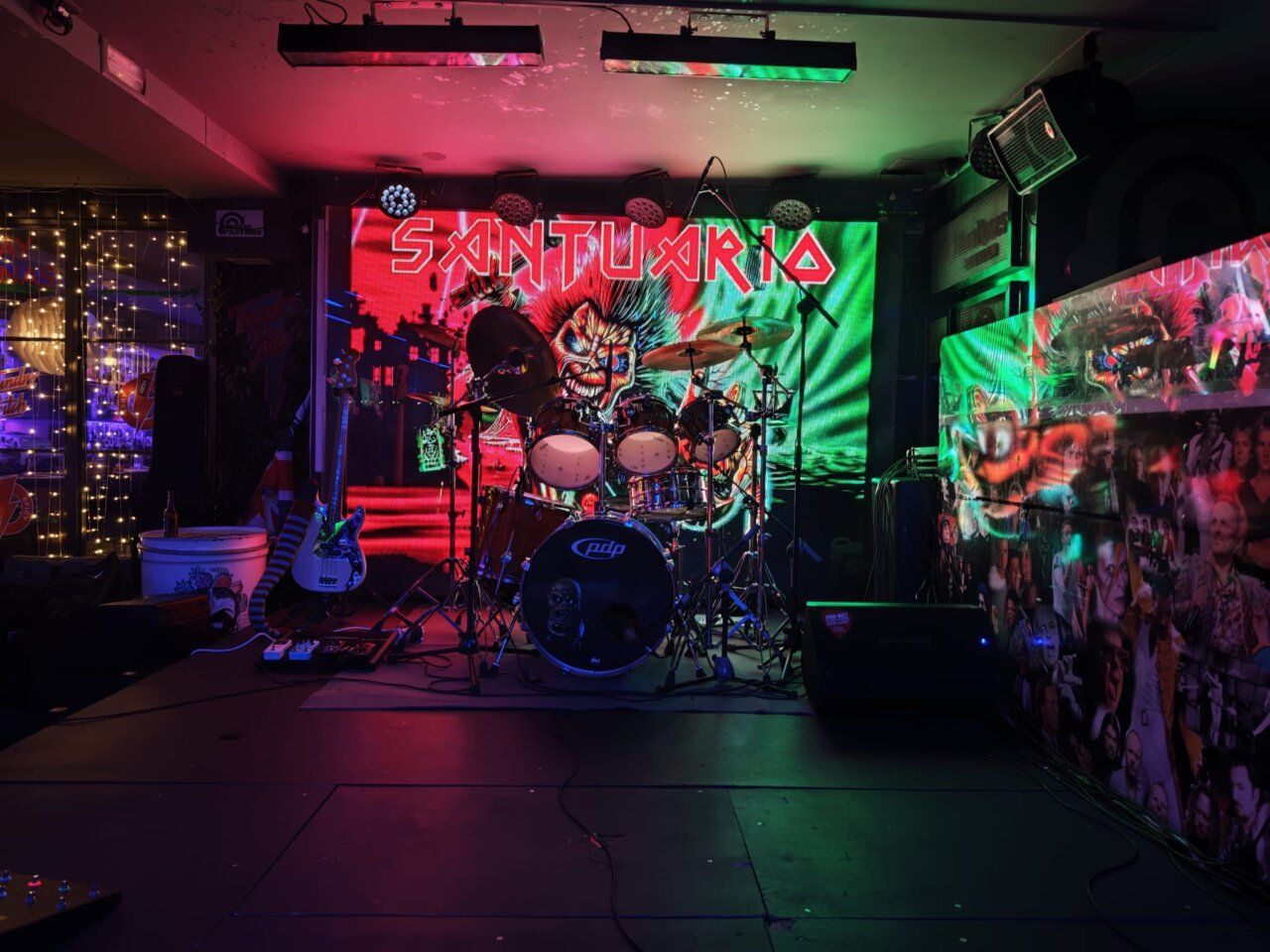 Escenario de la sala Music Factory durante el tributo a Iron Maiden