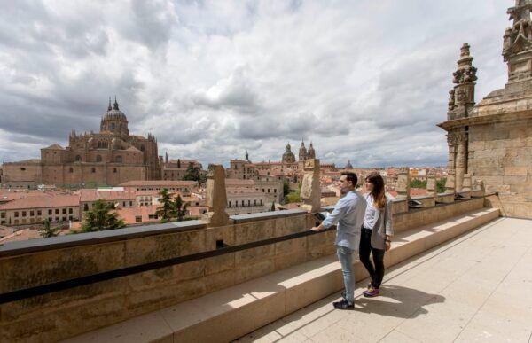 Pareja disfrutando de la vista panorámica de Salamanca