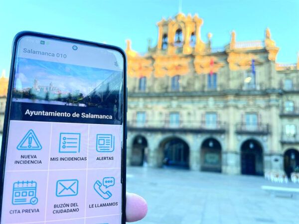 Teléfono mostrando la aplicación del Ayuntamiento de Salamanca