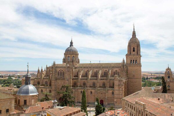 Vista panorámica de la catedral de Salamanca en un día soleado