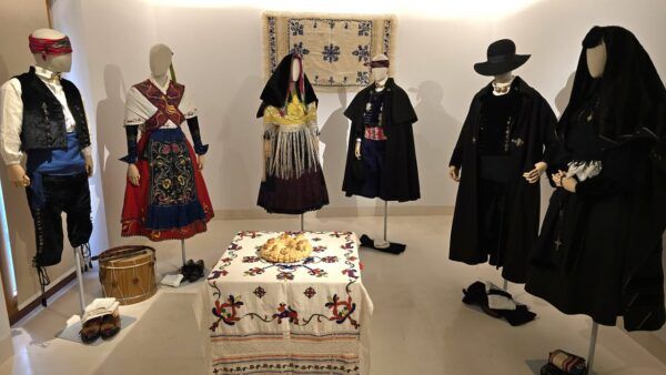 Conjuntos de trajes tradicionales de Salamanca en exposición