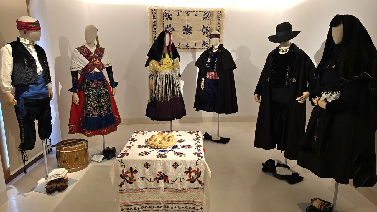 Conjuntos de trajes tradicionales de Salamanca en exposición