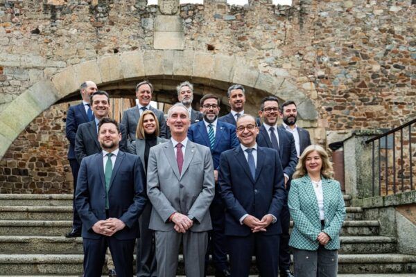 Grupo de personas en asamblea apoyando a Cáceres como Capital Europea de la Cultura 2031