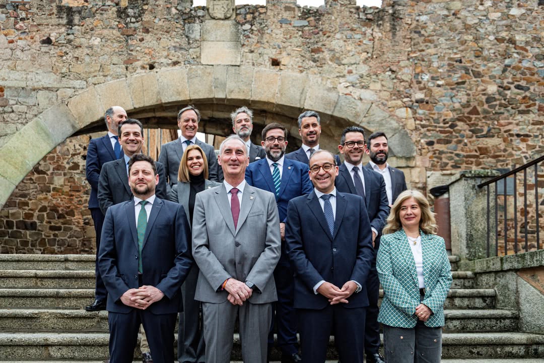 Grupo de personas en asamblea apoyando a Cáceres como Capital Europea de la Cultura 2031