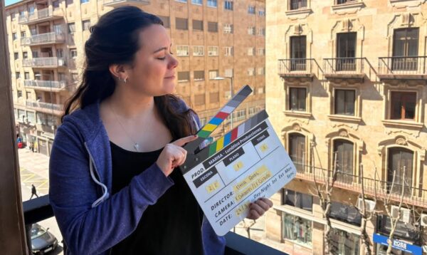 Mujer sosteniendo claqueta en el rodaje del cortometraje Marisa en Salamanca