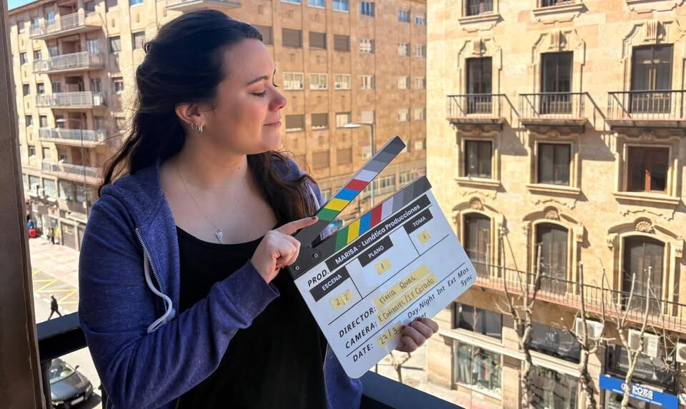 Mujer sosteniendo claqueta en el rodaje del cortometraje Marisa en Salamanca