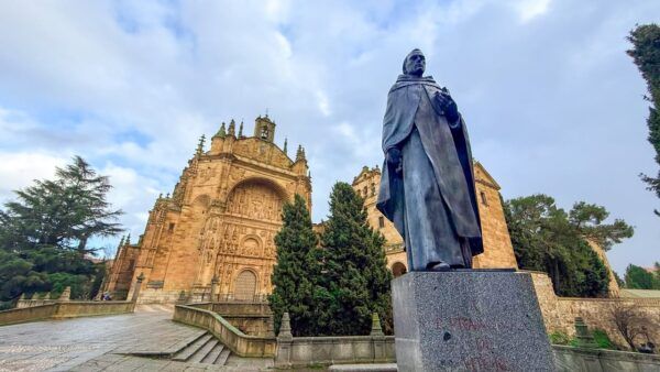 Estatua de Francisco de Vitoria en la Universidad de Salamanca