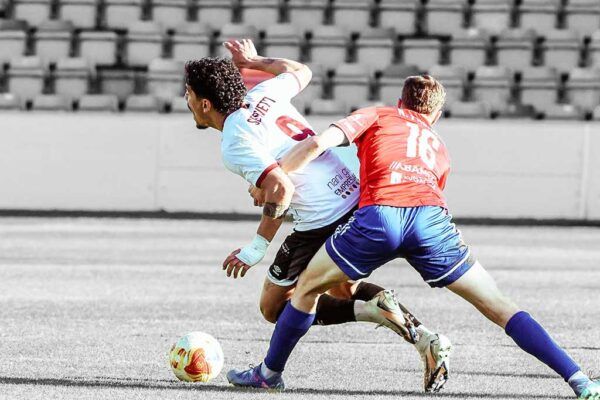 Jugadores de Salamanca UDS y Bergantiños en un partido de fútbol