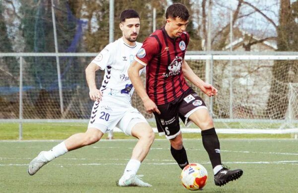 Jugadores de Salamanca UDS en un partido de fútbol en Sarriana