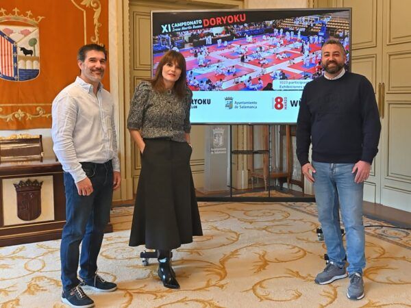 Presentación del XI Campeonato Doryoku de judo en Salamanca con tres personas