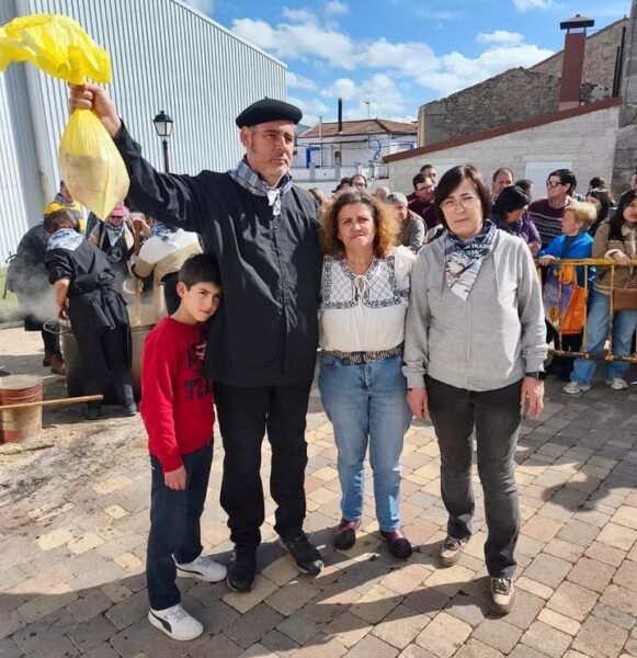 Participantes en la matanza tradicional de Santibáñez de Béjar