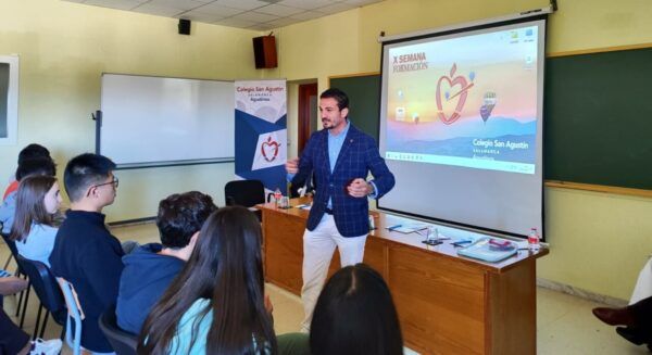 Antonio Rollán hablando a estudiantes en el Colegio San Agustín
