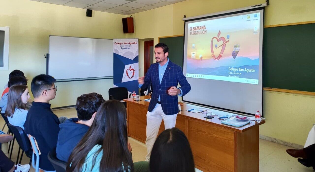 Antonio Rollán hablando a estudiantes en el Colegio San Agustín